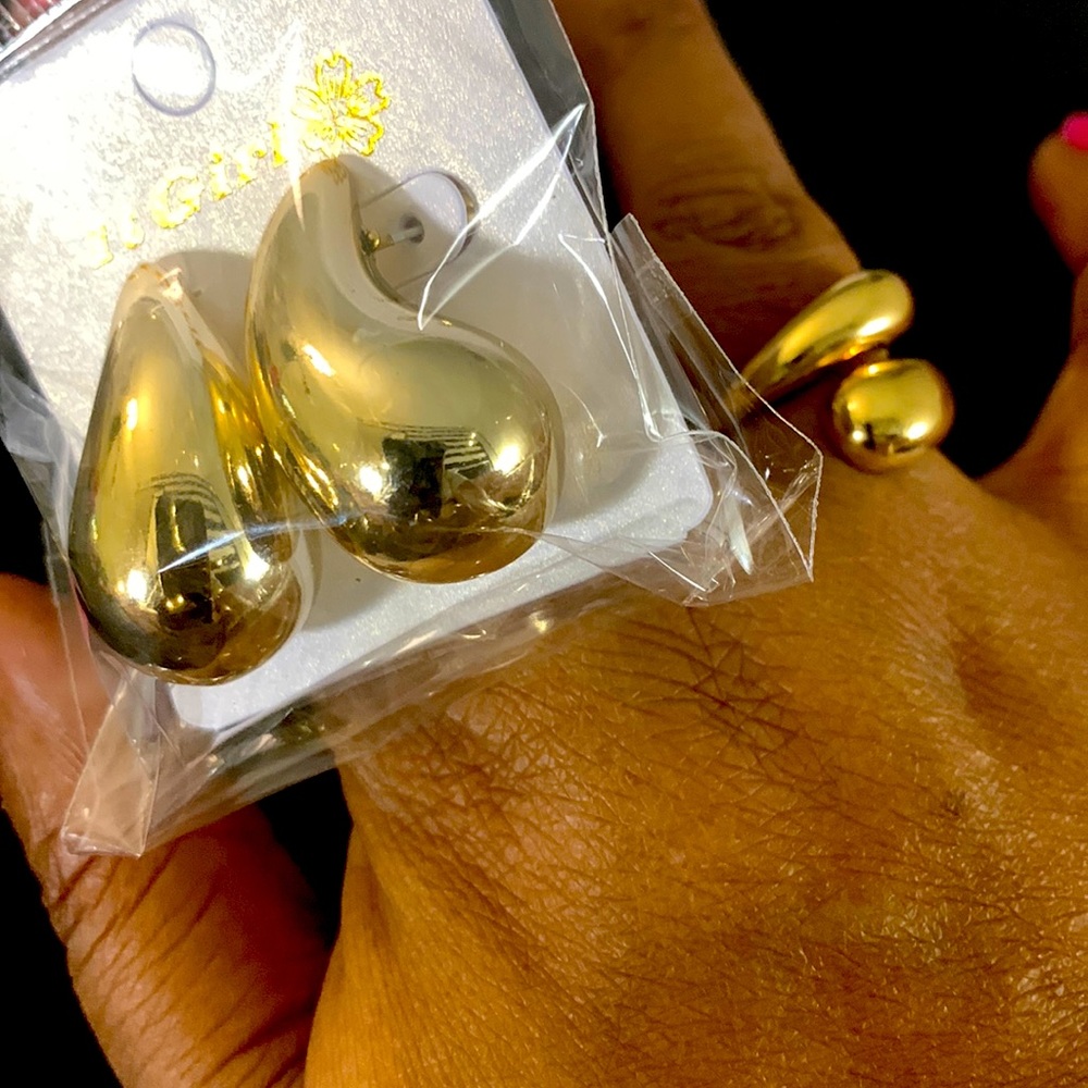 BUNDLE Tic Toc viral earrings and matching ring set